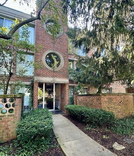 /international/us/8050-arbor-lane-northfield-il-110110232848/