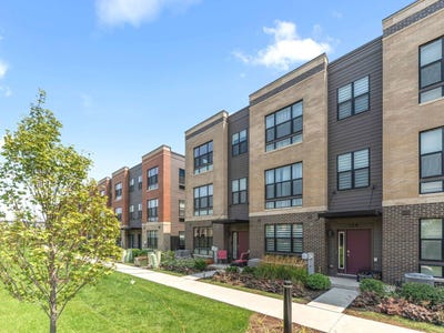 /international/us/323-summit-circle-lombard-il-110119472840/