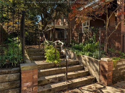/international/us/9-arlington-court-charleston-wv-110120585086/