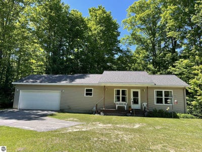 /international/us/7430-river-street-benzonia-mi-110109545347/