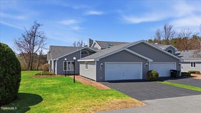 /international/us/26-westwood-drive-queensbury-ny-110107337999/