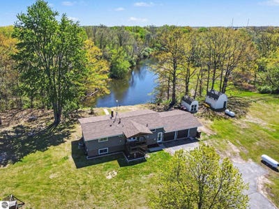 /international/us/4381-w-pine-river-road-st-louis-mi-110107997336/