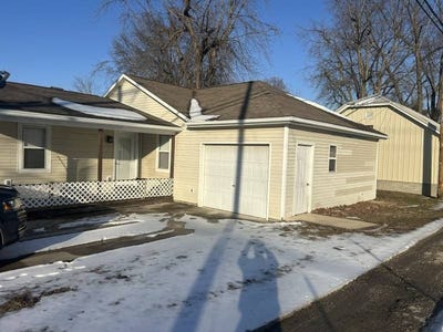 /international/us/124-s-illinois-st-pittsfield-il-110105386228/