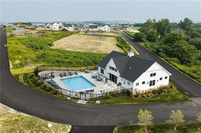 /international/us/77-revolution-way-middletown-ri-110110364812/