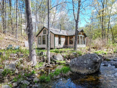 /international/us/2158-village-road-madison-nh-110108491746/