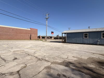 /international/us/202-32-street-stockton-mo-110107723458/