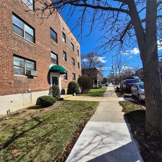 /international/us/46-41-215-street-bayside-ny-110106474622/