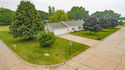 /international/us/110-5th-st-e-lake-park-ia-110100093946/