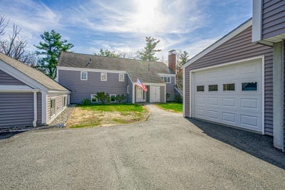 /international/us/19-hilltop-place-new-london-nh-110107572699/