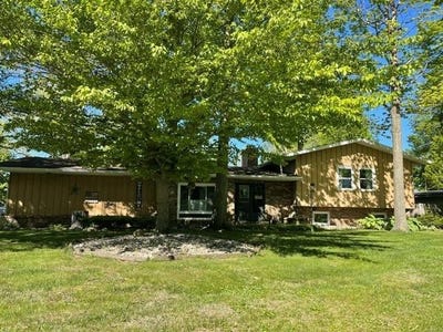 /international/us/1002-northwood-dr-nappanee-in-110108394754/