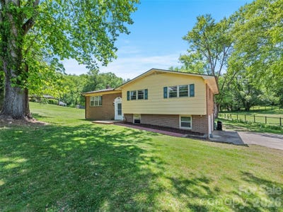 /international/us/182-fairway-hills-drive-waynesville-nc-110108119973/