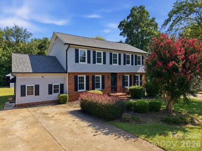 /international/us/105-peach-orchard-drive-greensboro-nc-110119792535/
