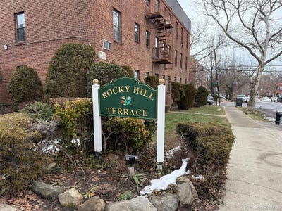 /international/us/215-19-48th-avenue-oakland-gardens-ny-110106094225/