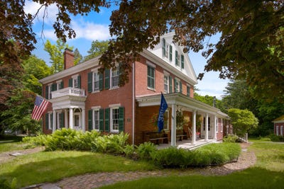 /international/us/114-main-street-orono-me-110108709512/