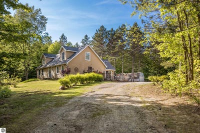 /international/us/7488-traverse-road-thompsonville-mi-110108343380/