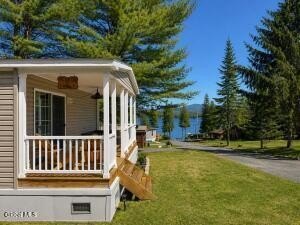 /international/us/17-easy-street-schroon-lake-ny-110108362220/