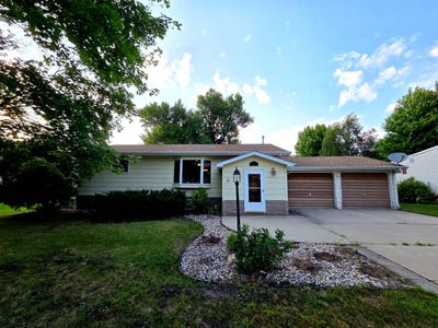 /international/us/325-lake-st-clinton-mn-110109509177/