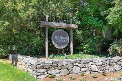 /international/us/10-heritage-circle-southbury-ct-110108902232/