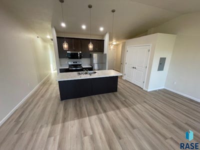 /international/us/9308-w-32nd-st-sioux-falls-sd-110101933449/