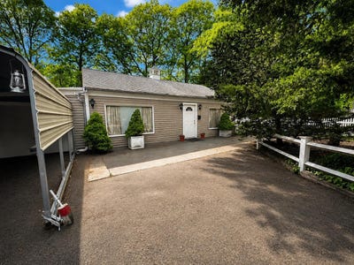 /international/us/63-security-street-hyannis-ma-110108293228/