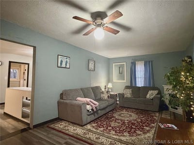 /international/us/28-greenwood-drive-lebanon-mo-110105917650/