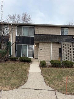 /international/us/8237-kennedy-circle-warren-mi-110107611487/