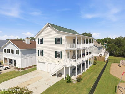 /international/us/930-riptide-lane-carolina-beach-nc-110119570345/