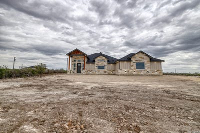 /international/us/22-greystone-hills-circle-uvalde-tx-110107017647/