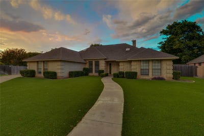/international/us/8240-saddlebrook-drive-benbrook-tx-110110355724/