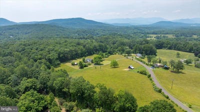 /international/us/aaron-mountain-road-castleton-va-110110273749/