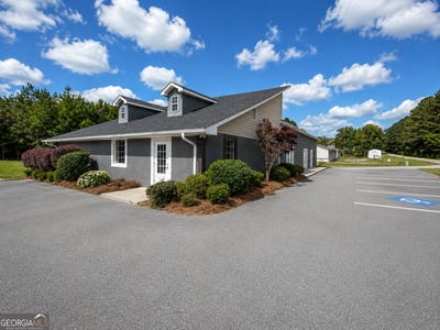 /international/us/272-highway-41-n-barnesville-ga-110108493965/