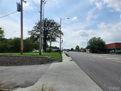 /international/us/2425-w-clay-street-st-charles-mo-110105971376/