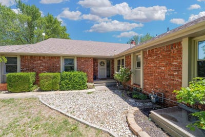 /international/us/4454-sw-lakeview-ct-towanda-ks-110098515914/