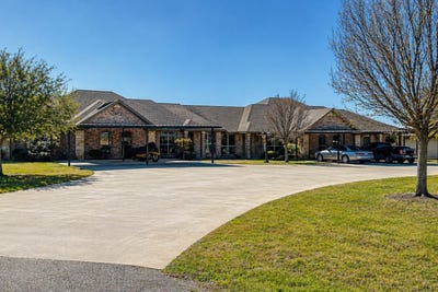 /international/us/171-187-gibson-lane-weatherford-tx-110107719030/