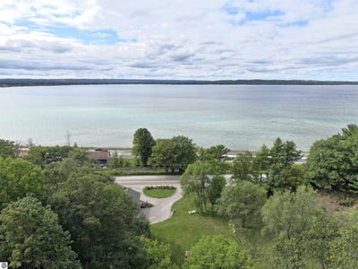 /international/us/4528-five-mile-road-williamsburg-mi-110101236849/