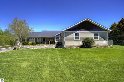 /international/us/2567-n-evergreen-valley-drive-suttons-bay-mi-110107055063/