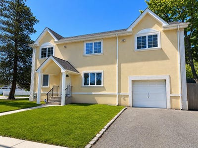 /international/us/2312-7th-street-east-meadow-ny-110108304946/