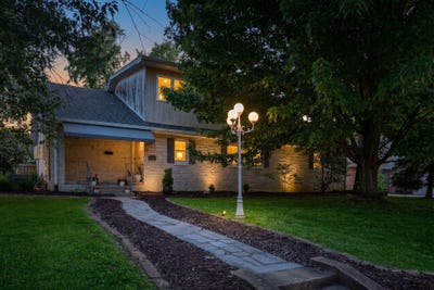 /international/us/826-e-portland-street-springfield-mo-110108207421/