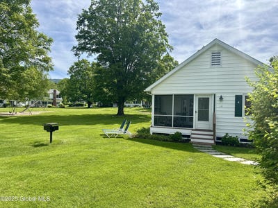 /international/us/12-seneca-drive-cleverdale-ny-110108033089/