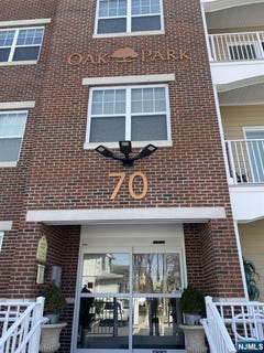 /international/us/70-oak-street-rochelle-park-nj-110108384230/
