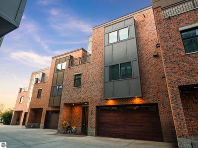 /international/us/139-uptown-court-traverse-city-mi-110108063344/