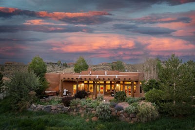 /international/us/102-vista-del-ocaso-ranchos-de-taos-nm-110100197494/