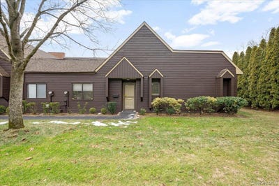 /international/us/22-so-gate-circle-massapequa-park-ny-110104560295/