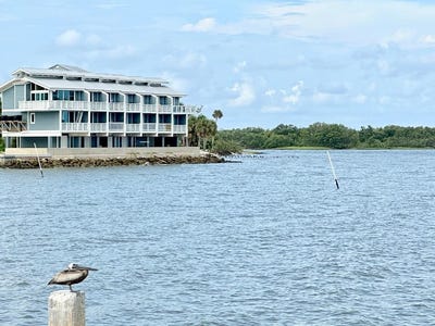 /international/us/52-2nd-st-cedar-key-fl-110101348704/