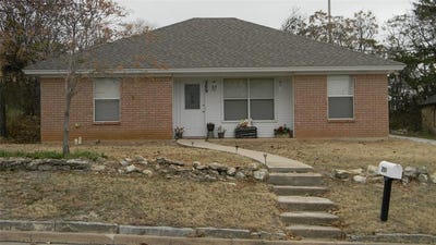 /international/us/209-s-state-street-decatur-tx-110106703073/