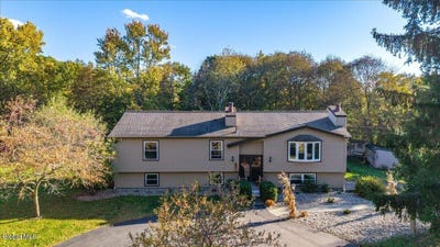 /international/us/24-pickering-lane-troy-ny-110120486604/