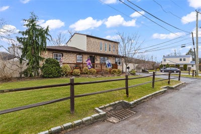 /international/us/2-burnett-avenue-bay-shore-ny-110106621367/