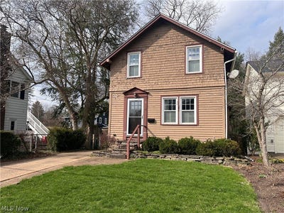 /international/us/15-south-street-chagrin-falls-oh-110106766694/