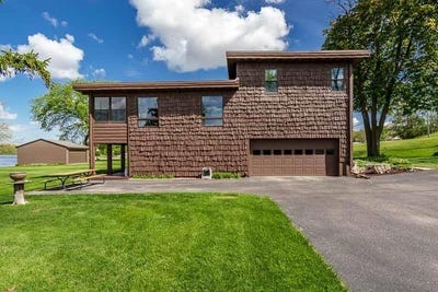 /international/us/3004-riverside-drive-beloit-wi-110107856245/