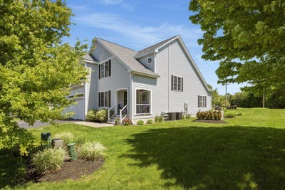 /international/us/7-blossom-lane-stratham-nh-110108490076/